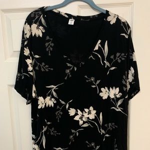 Old navy luxe black v neck with white floral print